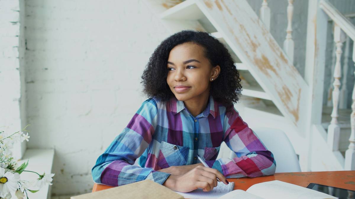 Comparison table: Kaplan vs Princeton Review vs UWorld MCAT. Columns show price, AAMC alignment rating, bio question depth, and full-length exam realism. Kaplan scores highest in bio depth and exam realism.